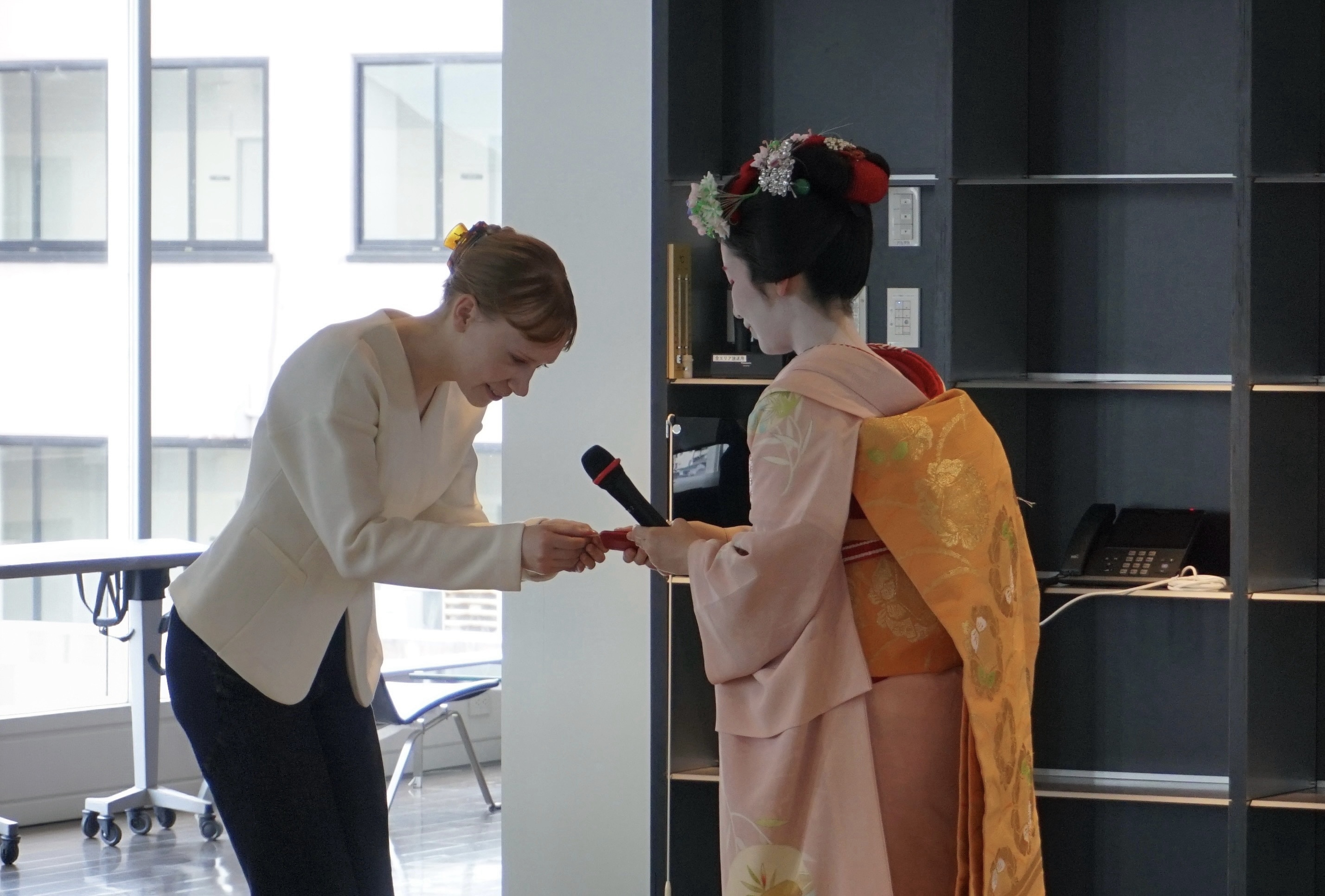 舞妓さんクイズに正解！舞妓さんの名刺である「千社札」をもらいました。良いことが舞い込みますように…！
