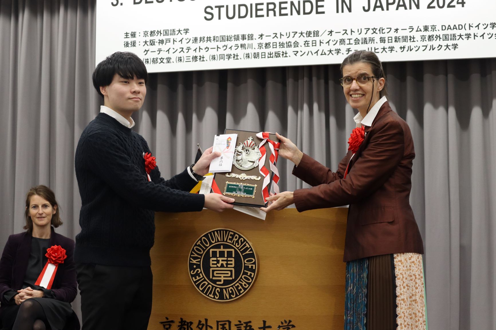 審査員のラングナー寺本女史と第6位入賞の生熊友輝さん（本学ドイツ語学科4年次生）