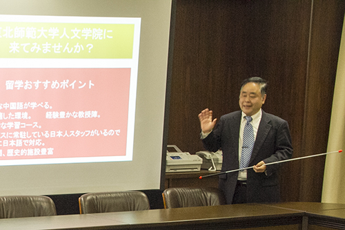 東北師範大学人文学院を紹介する、本学卒業生・西村徹也氏