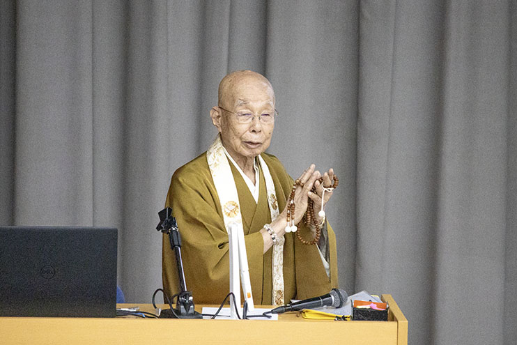 ご念珠について解説する宮城先生