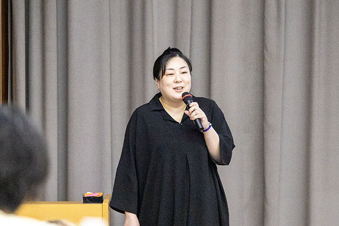 冷泉家の歴史について話す冷泉渚氏