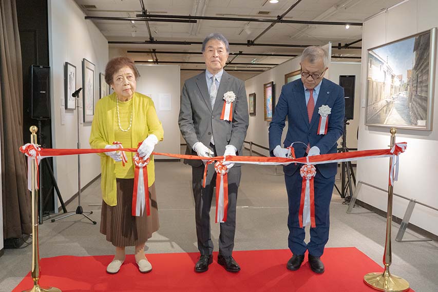（左から）テープカットを行う森田理事、北理事長・学長、近藤副学長・国際文化資料館館長