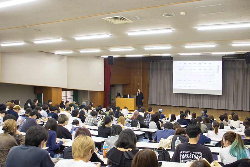 学生たちは平安から続く藤原家の話に耳を傾けました