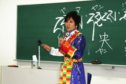 公開講演会「私と音楽と異文化」（講師：チベット出身歌手 バイマーヤンジンさん）